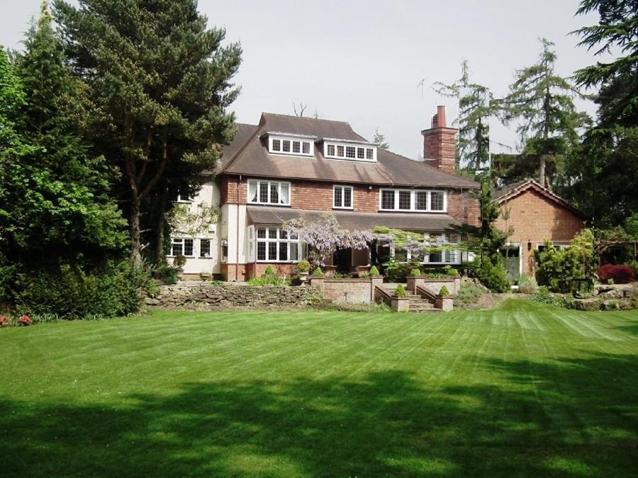 Coach House Villa Woking Exteriör bild