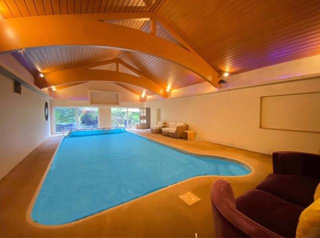Coach House Villa Woking Exteriör bild