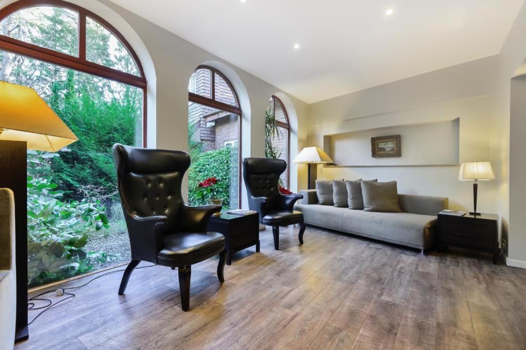 Coach House Villa Woking Exteriör bild