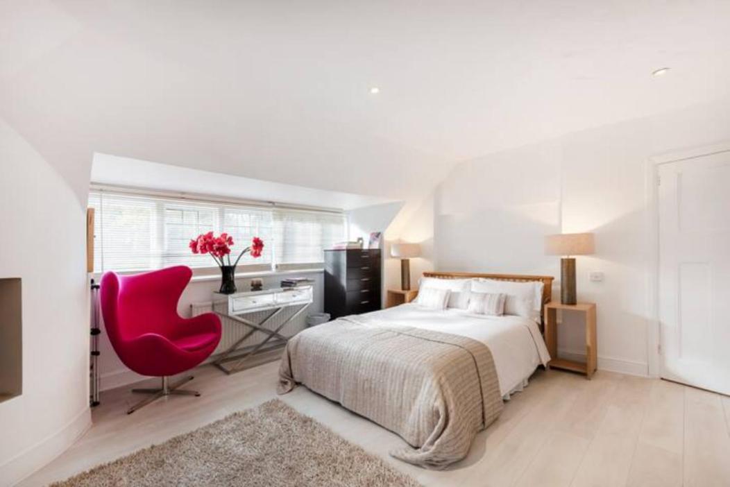 Coach House Villa Woking Exteriör bild