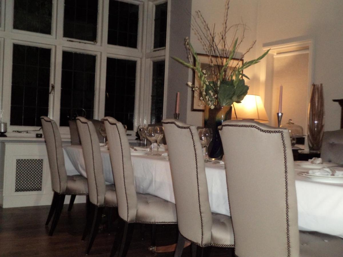 Coach House Villa Woking Exteriör bild