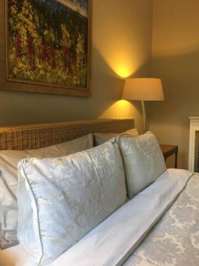 Coach House Villa Woking Exteriör bild