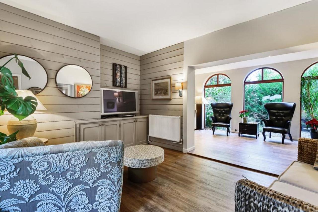 Coach House Villa Woking Exteriör bild