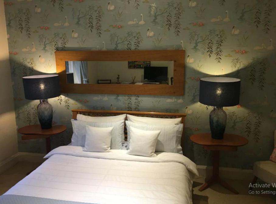 Coach House Villa Woking Exteriör bild