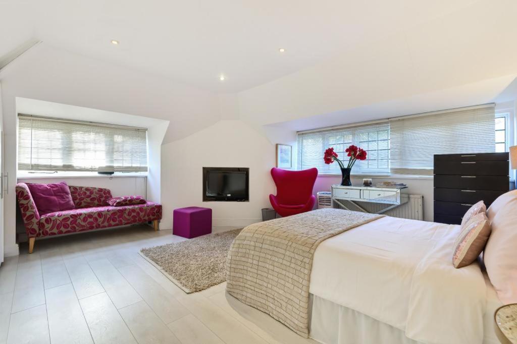 Coach House Villa Woking Exteriör bild