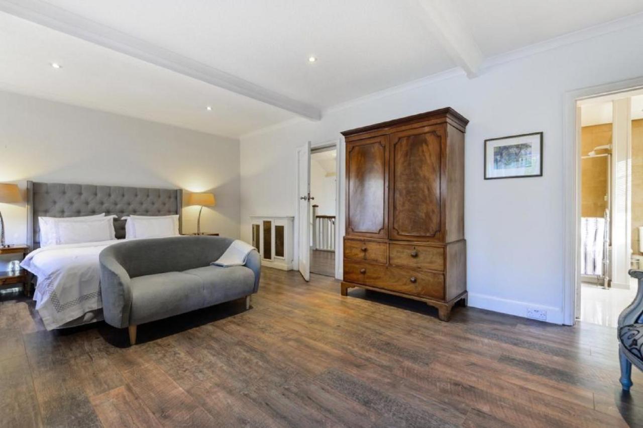 Coach House Villa Woking Exteriör bild