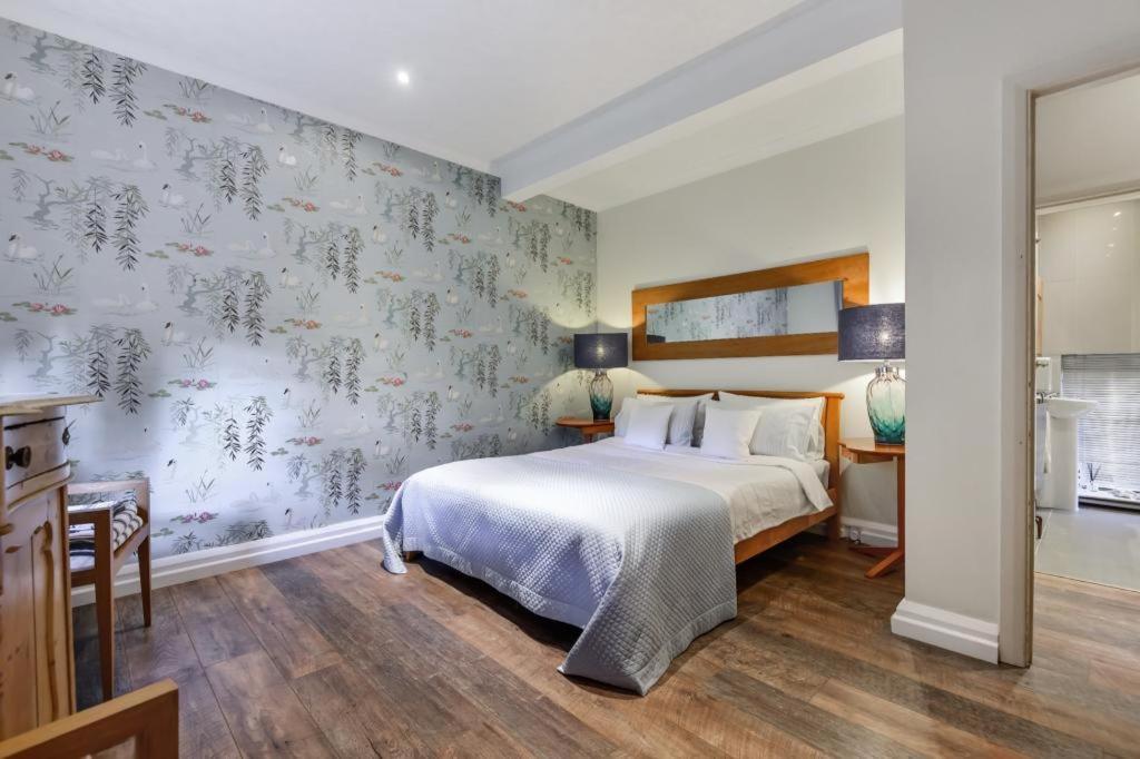Coach House Villa Woking Exteriör bild