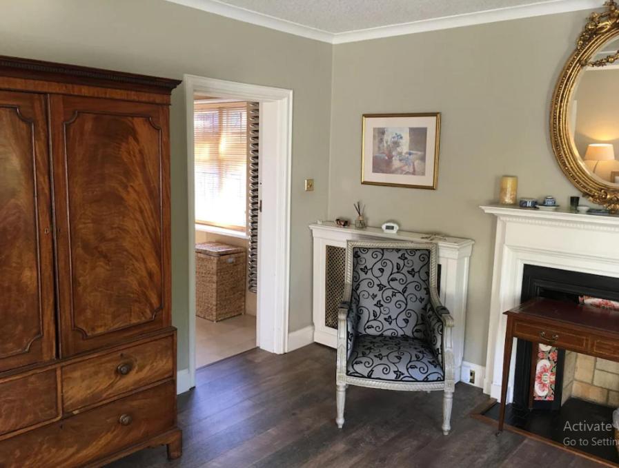 Coach House Villa Woking Exteriör bild