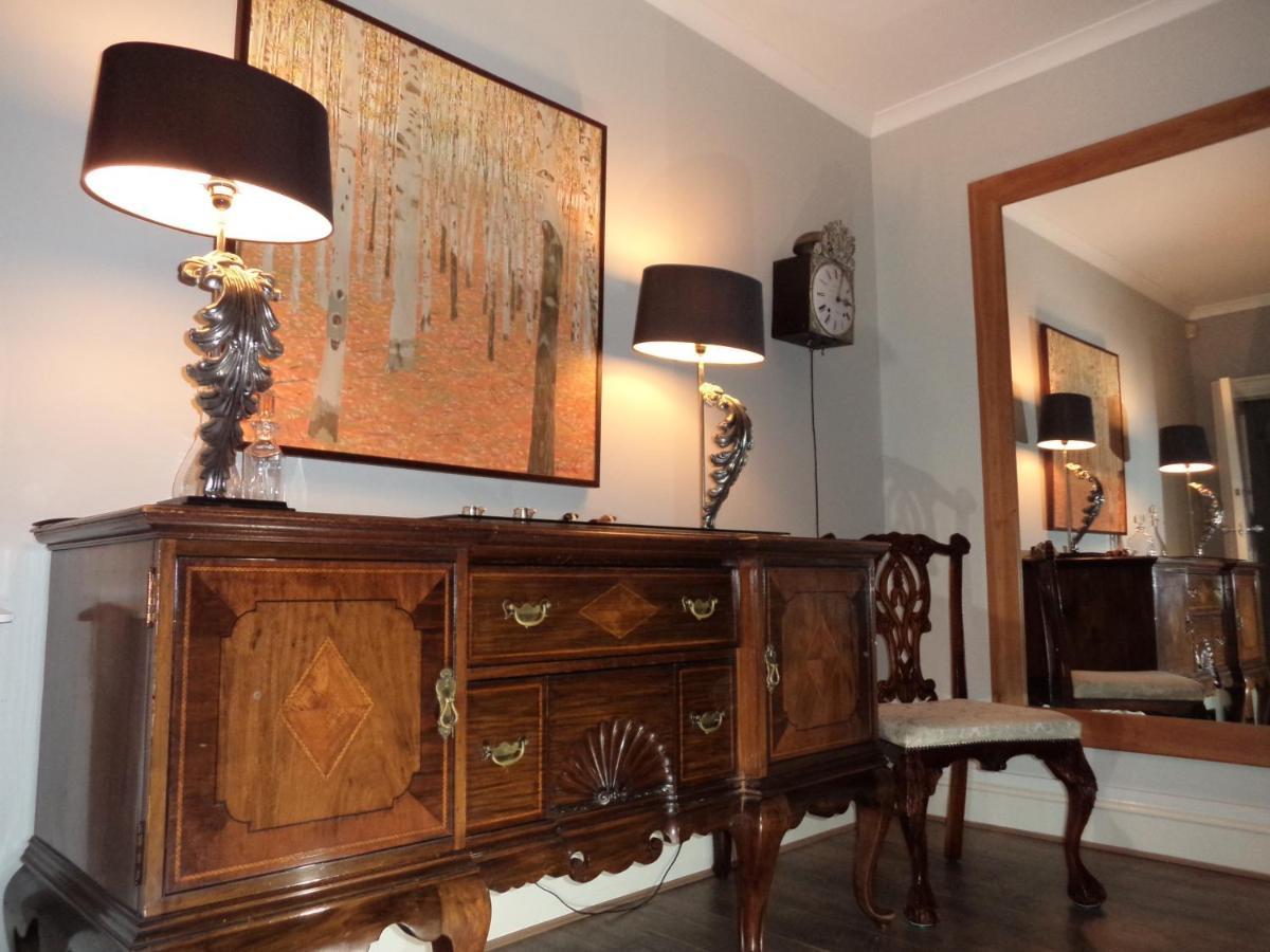 Coach House Villa Woking Exteriör bild