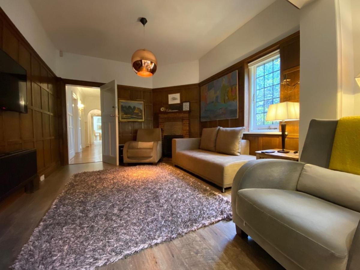 Coach House Villa Woking Exteriör bild