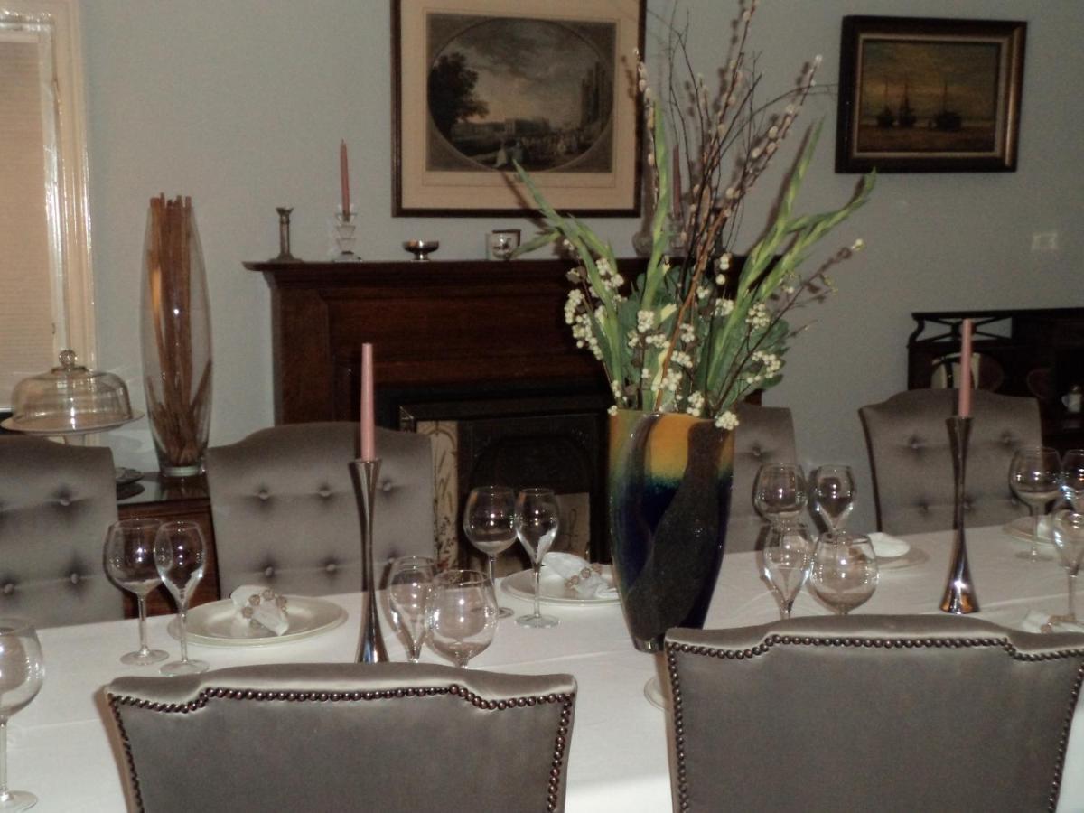 Coach House Villa Woking Exteriör bild