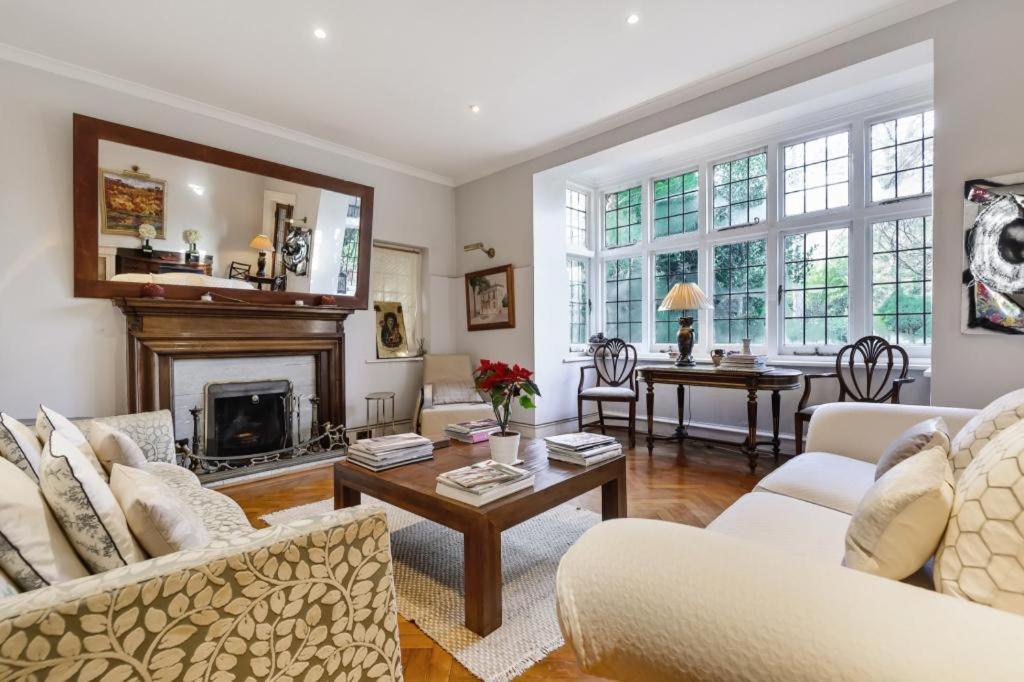 Coach House Villa Woking Exteriör bild
