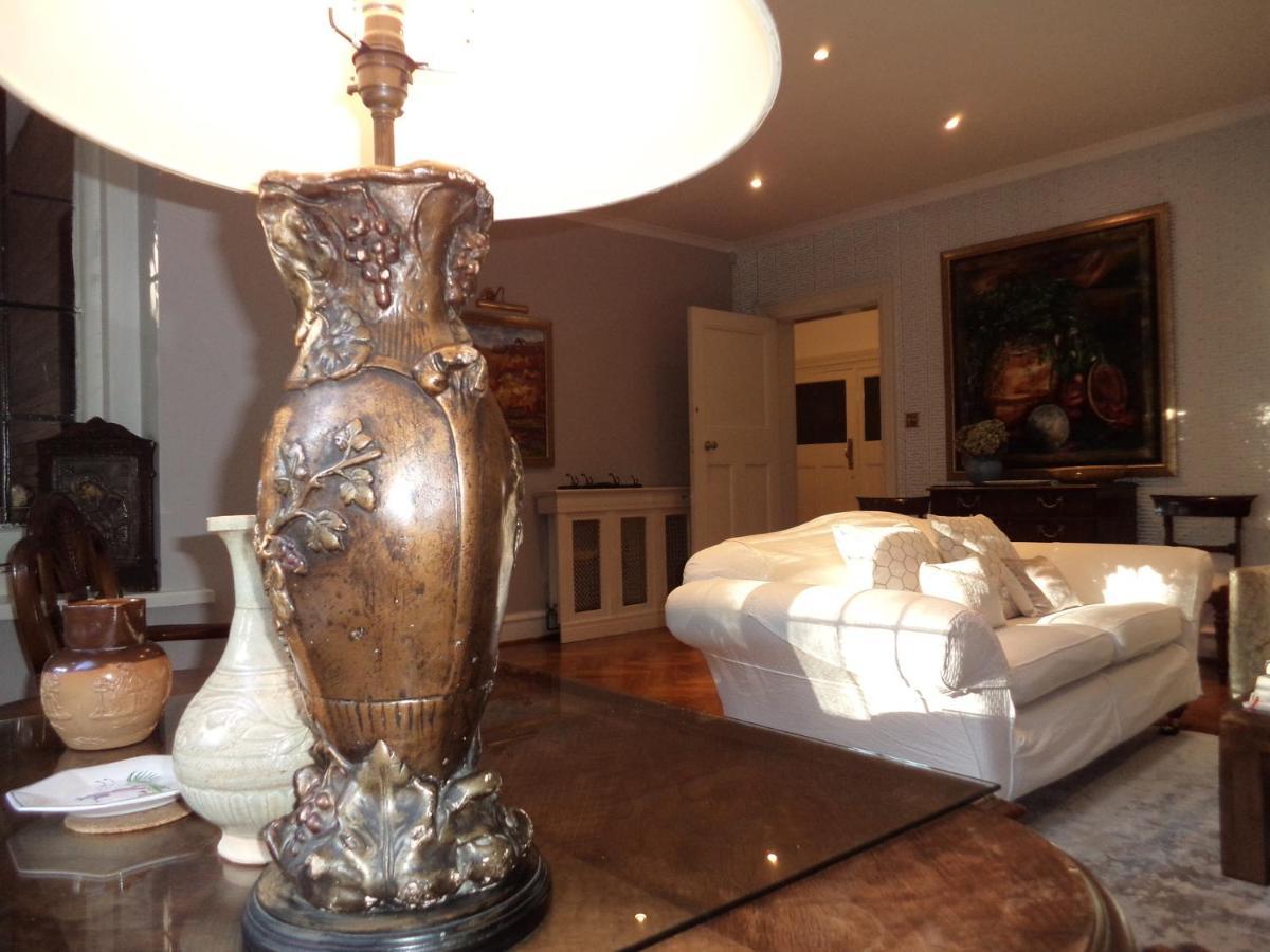 Coach House Villa Woking Exteriör bild