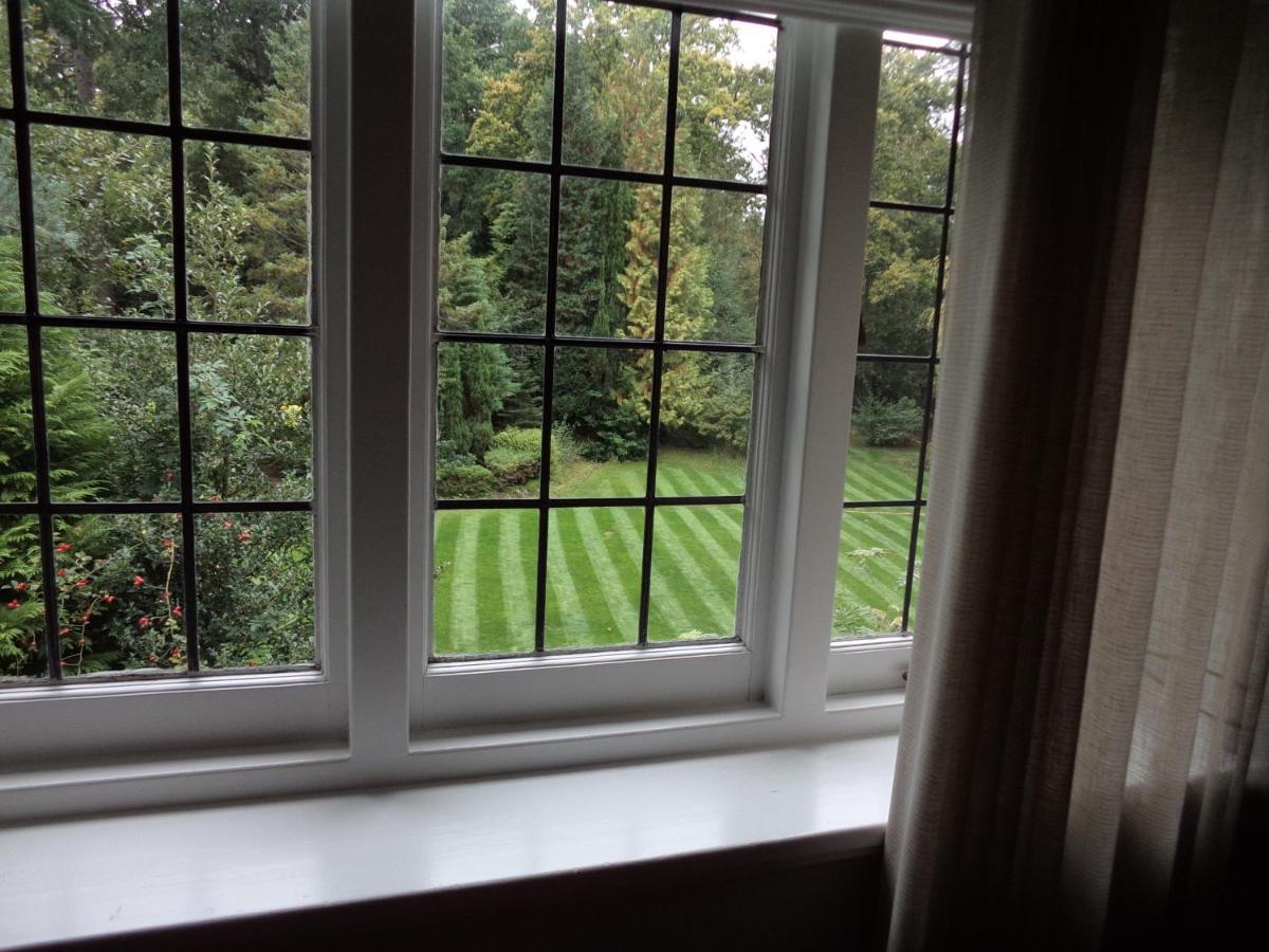 Coach House Villa Woking Exteriör bild