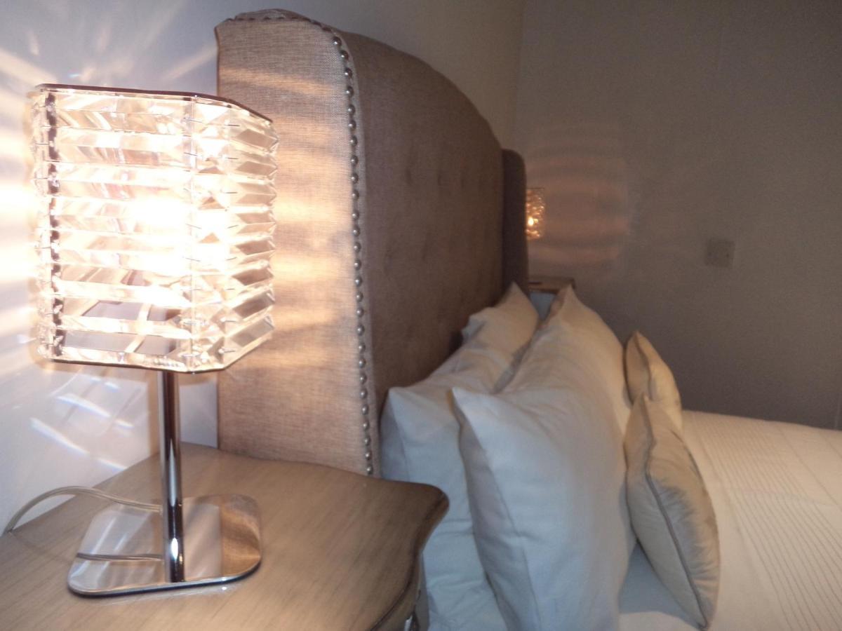 Coach House Villa Woking Exteriör bild