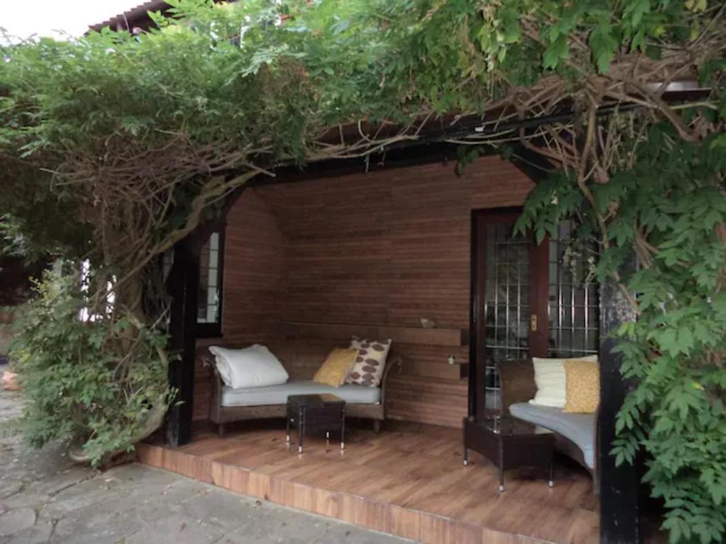 Coach House Villa Woking Exteriör bild