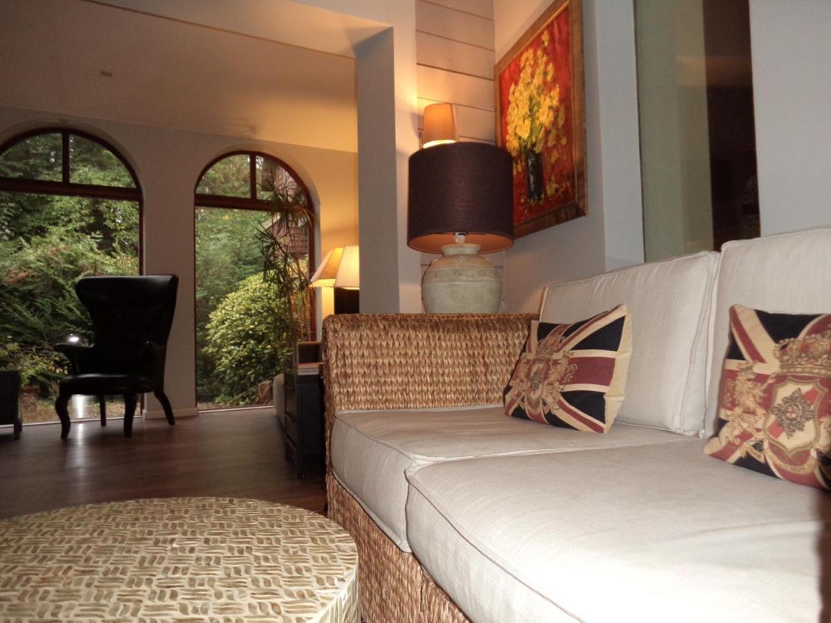 Coach House Villa Woking Exteriör bild