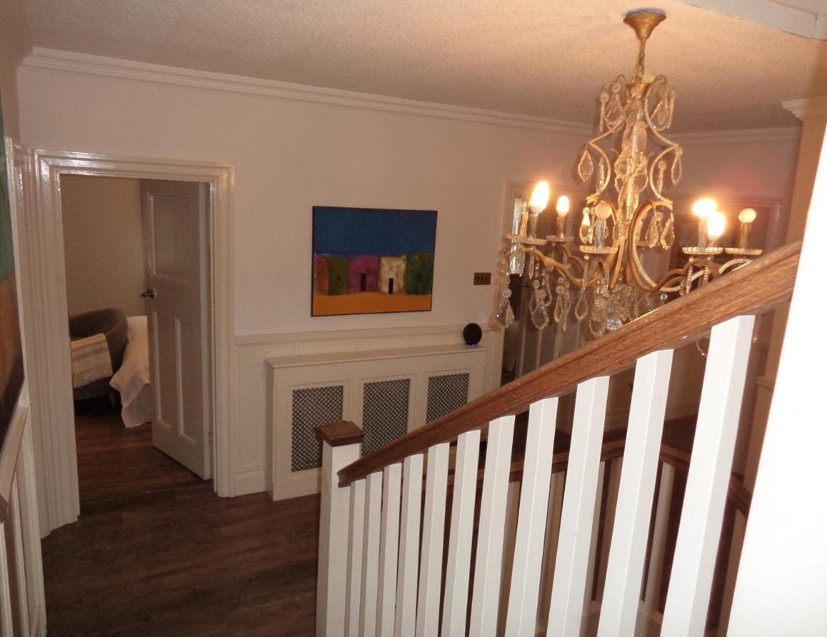 Coach House Villa Woking Exteriör bild