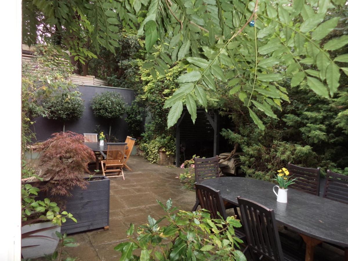 Coach House Villa Woking Exteriör bild