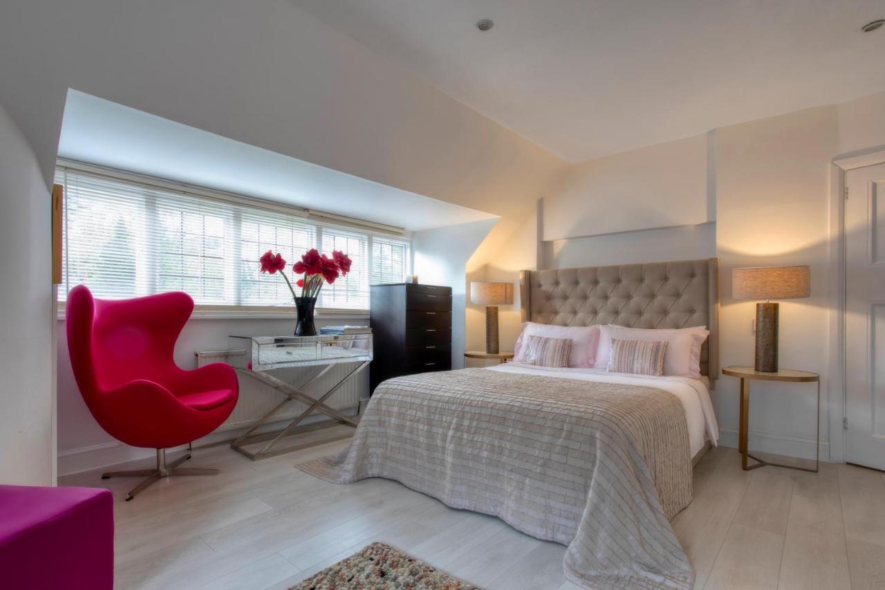 Coach House Villa Woking Exteriör bild