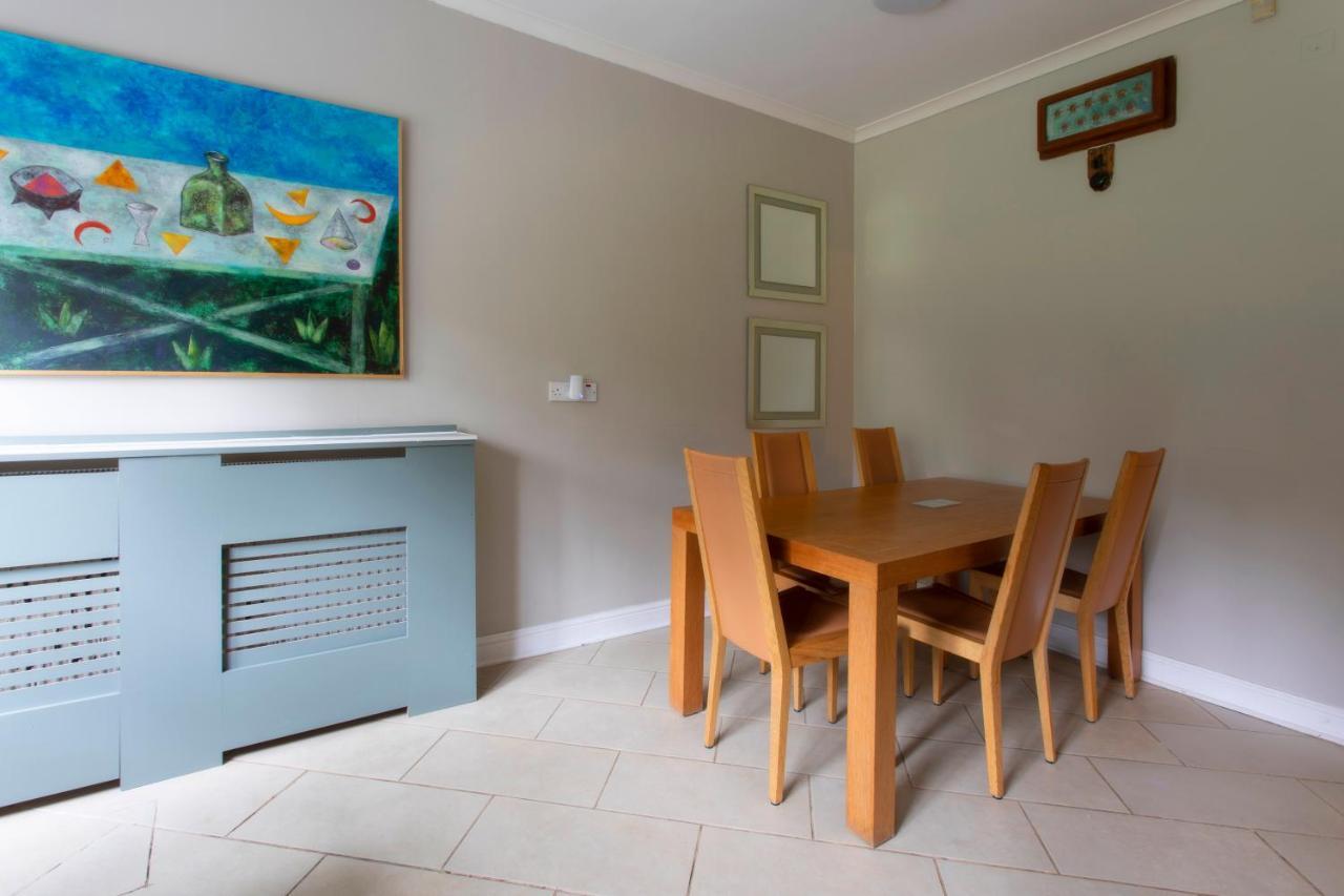 Coach House Villa Woking Exteriör bild