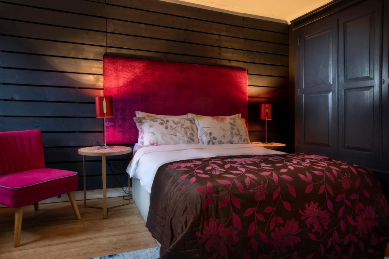 Coach House Villa Woking Exteriör bild