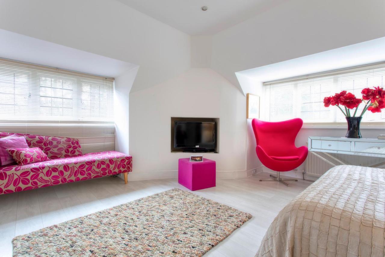 Coach House Villa Woking Exteriör bild