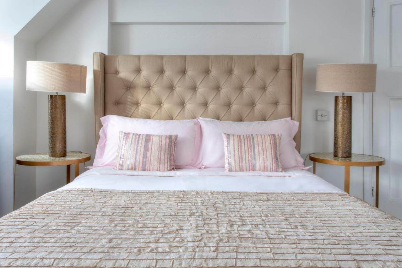 Coach House Villa Woking Exteriör bild