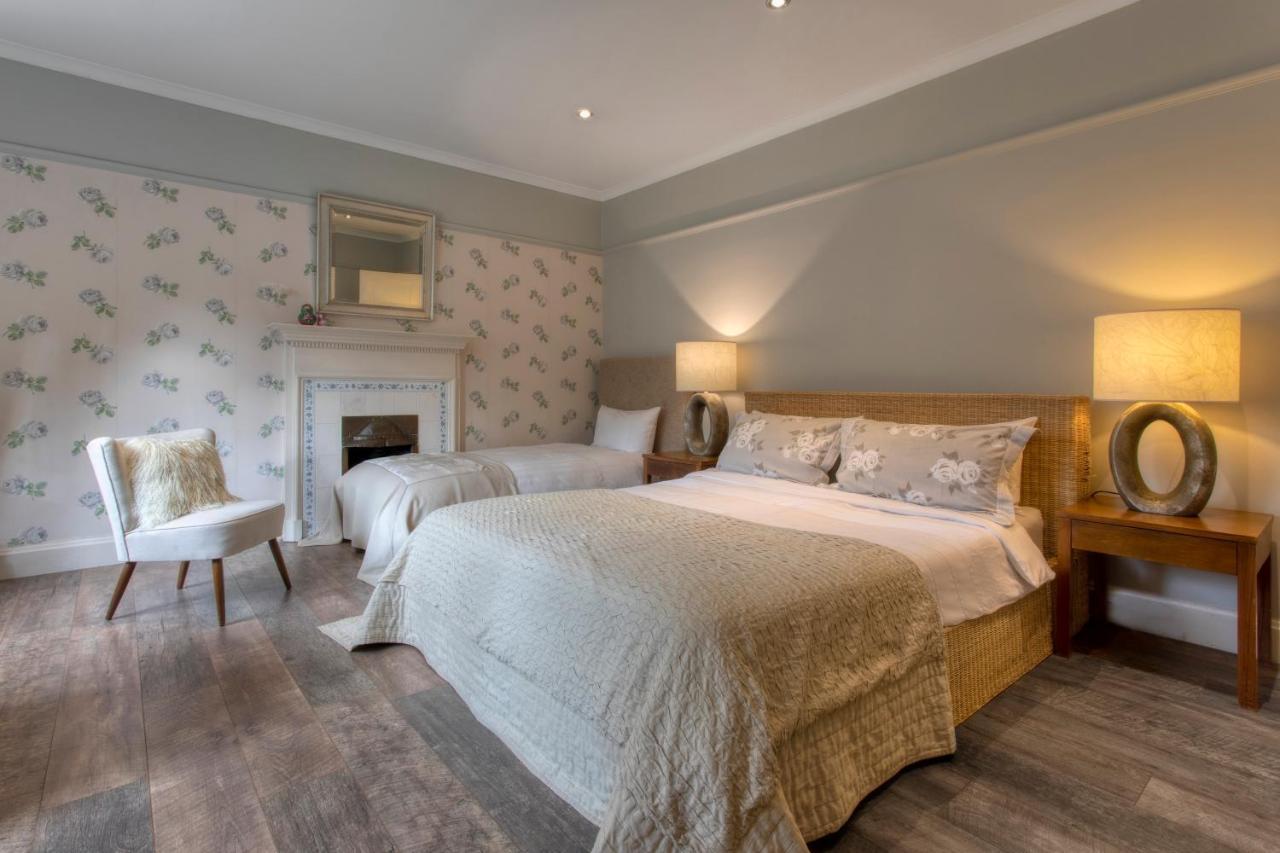 Coach House Villa Woking Exteriör bild