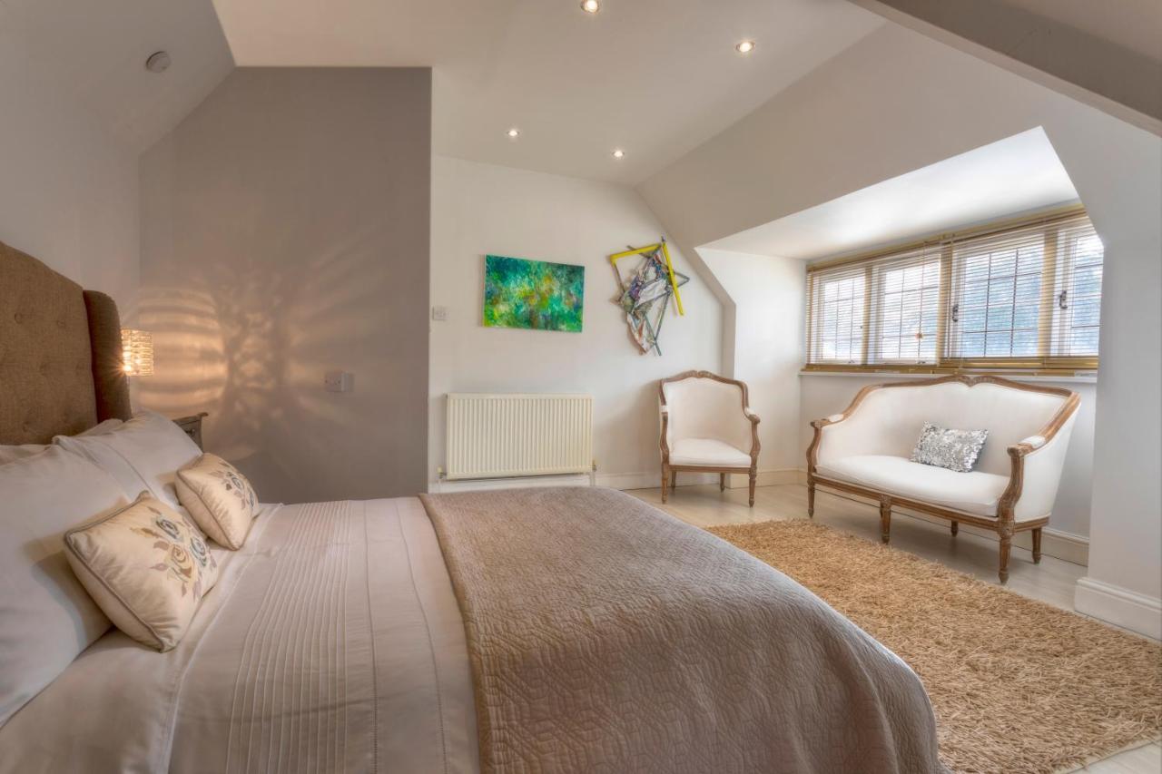 Coach House Villa Woking Exteriör bild