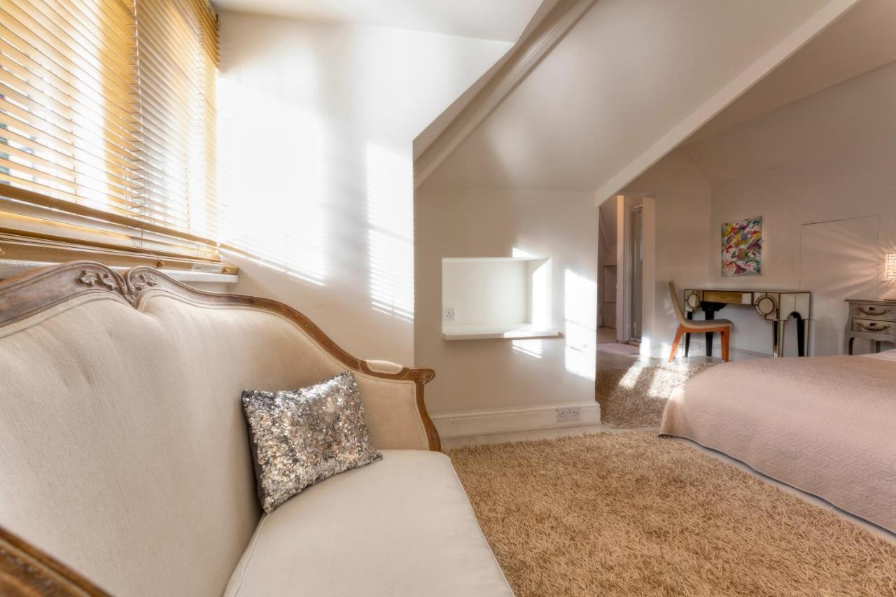 Coach House Villa Woking Exteriör bild