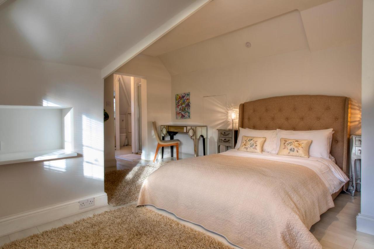 Coach House Villa Woking Exteriör bild
