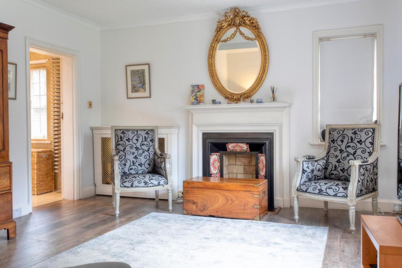 Coach House Villa Woking Exteriör bild