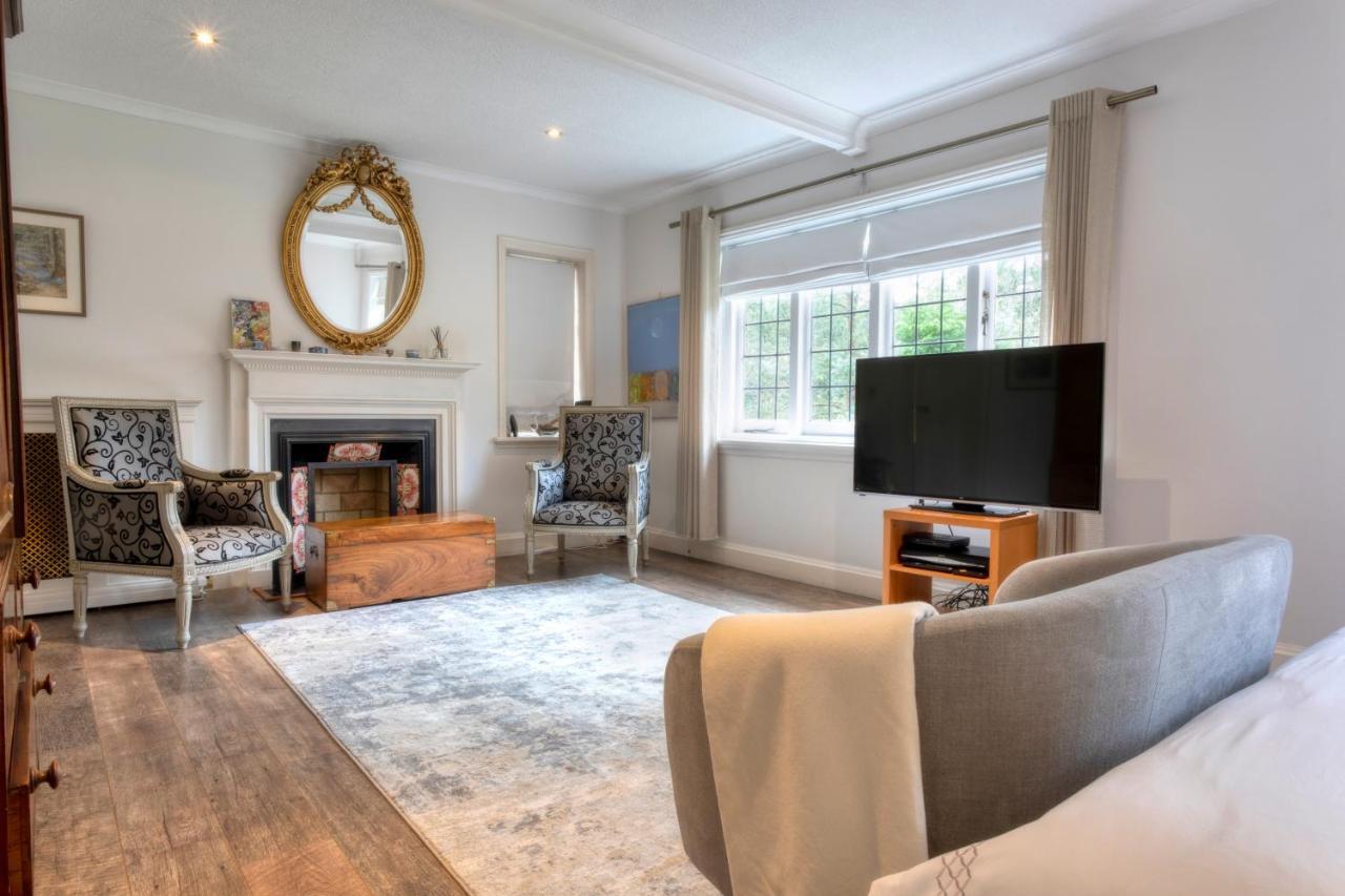 Coach House Villa Woking Exteriör bild