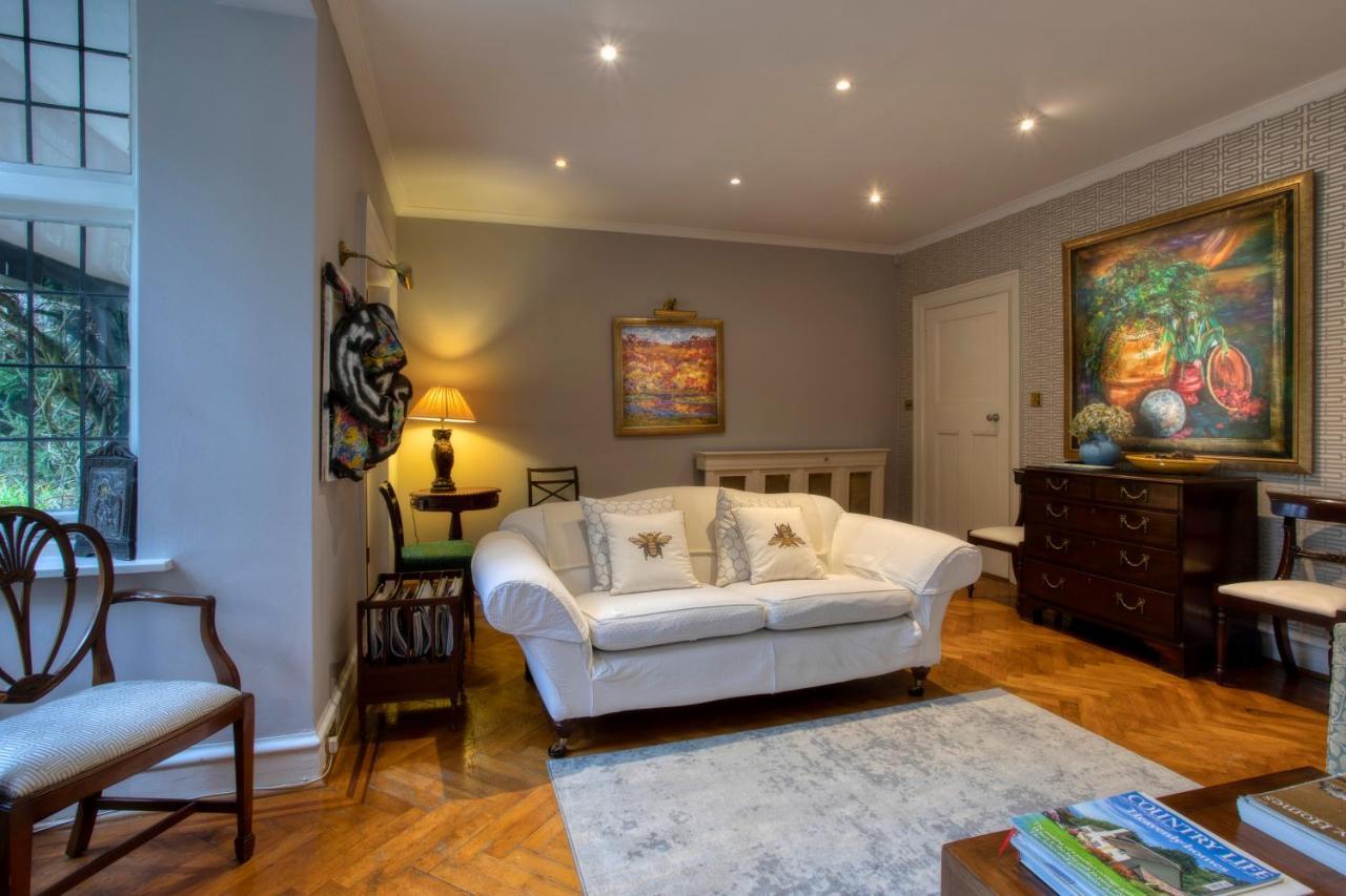 Coach House Villa Woking Exteriör bild
